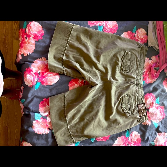 Cute & Comy Cargo Shorts - Picture 3 of 4